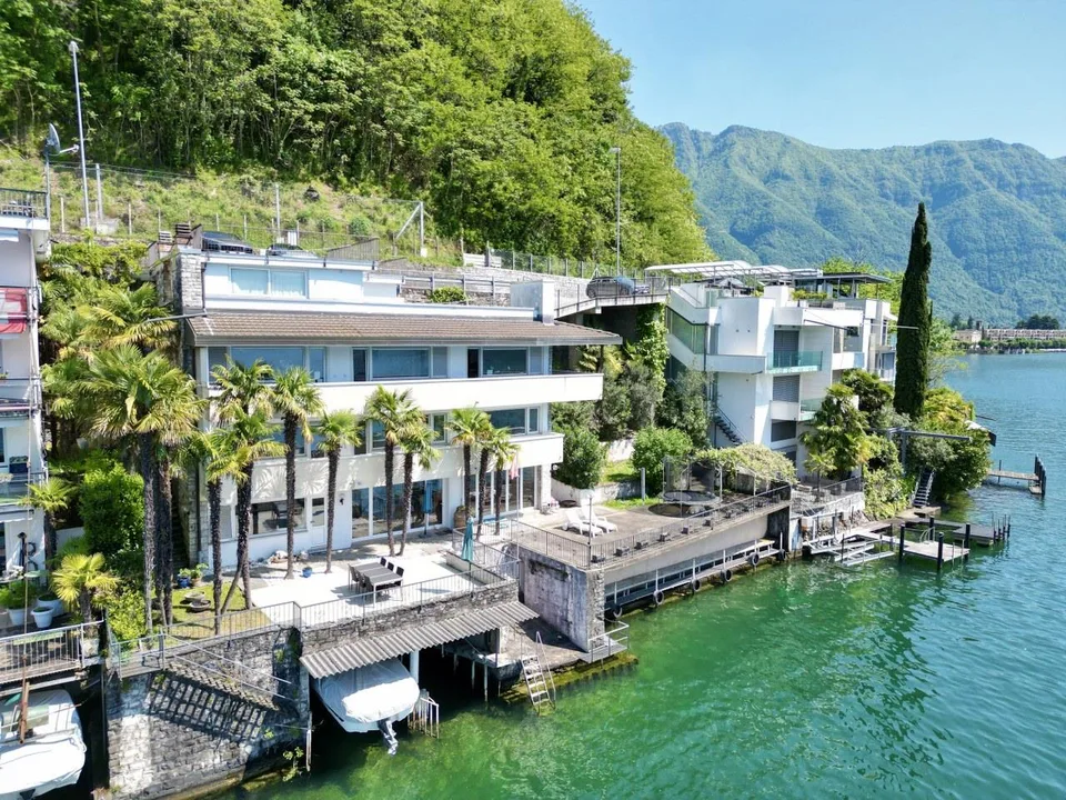 PRESTIGIOSA VILLA SULLE SPONDE DEL LAGO, CON DARSENE PRIVATE – foto 11 di 13