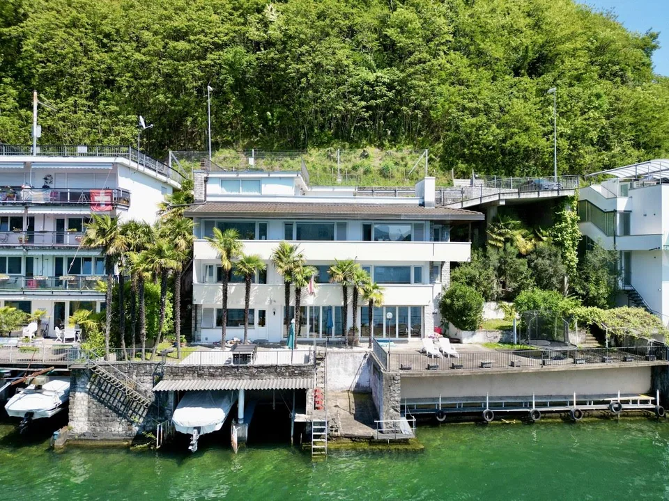 PRESTIGIOSA VILLA SULLE SPONDE DEL LAGO, CON DARSENE PRIVATE – foto 10 di 13