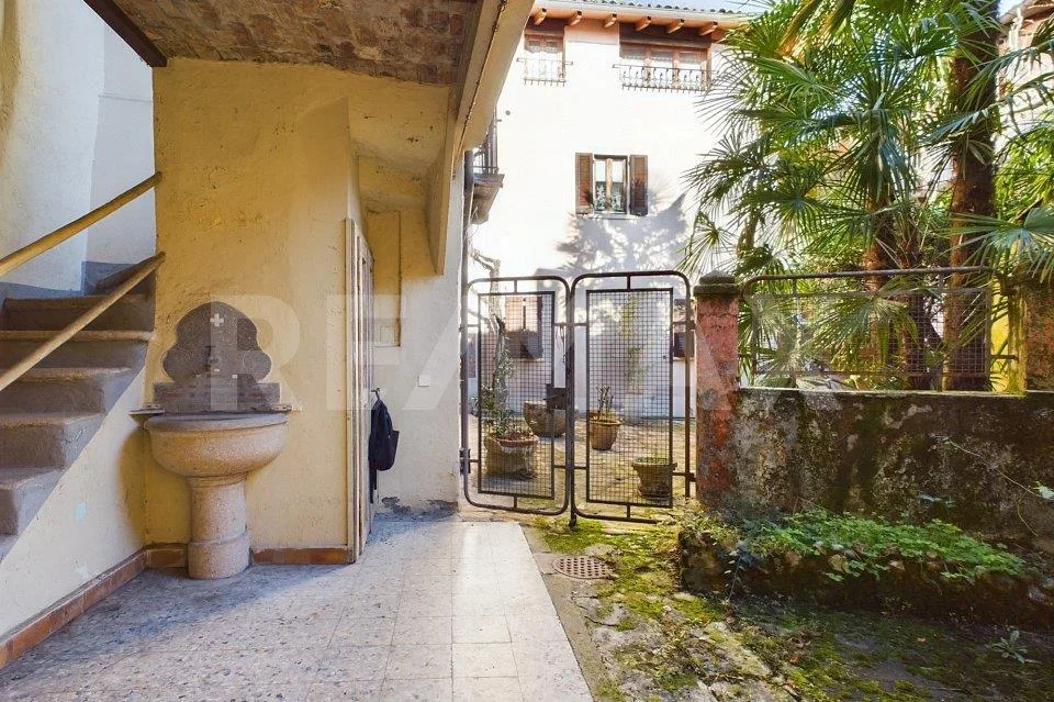 Casa ticinese con cortile privato nel cuore di Arzo