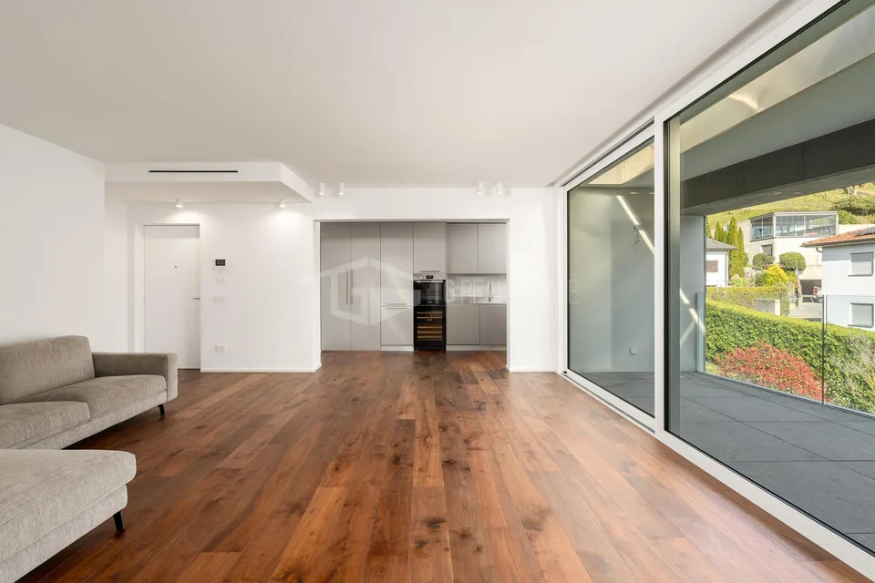 Moderne Residenz mit Terrasse und Privatsphäre