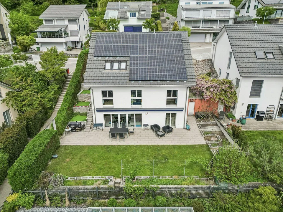 5.5-Zimmer-Einfamilienhaus an erhöhter und begehrter Lage mit Umsch...