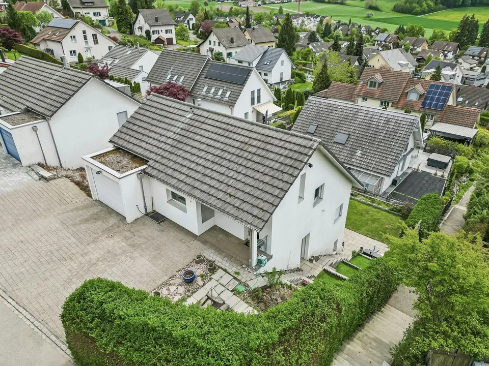 Casa unifamiliare di 5,5 locali in una posizione elevata e molto richiesta con area circostante