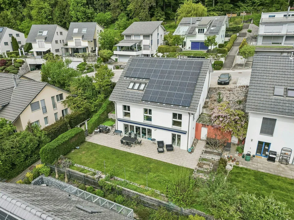 Casa unifamiliare di 5,5 locali in una posizione elevata e molto richiesta con area circostante