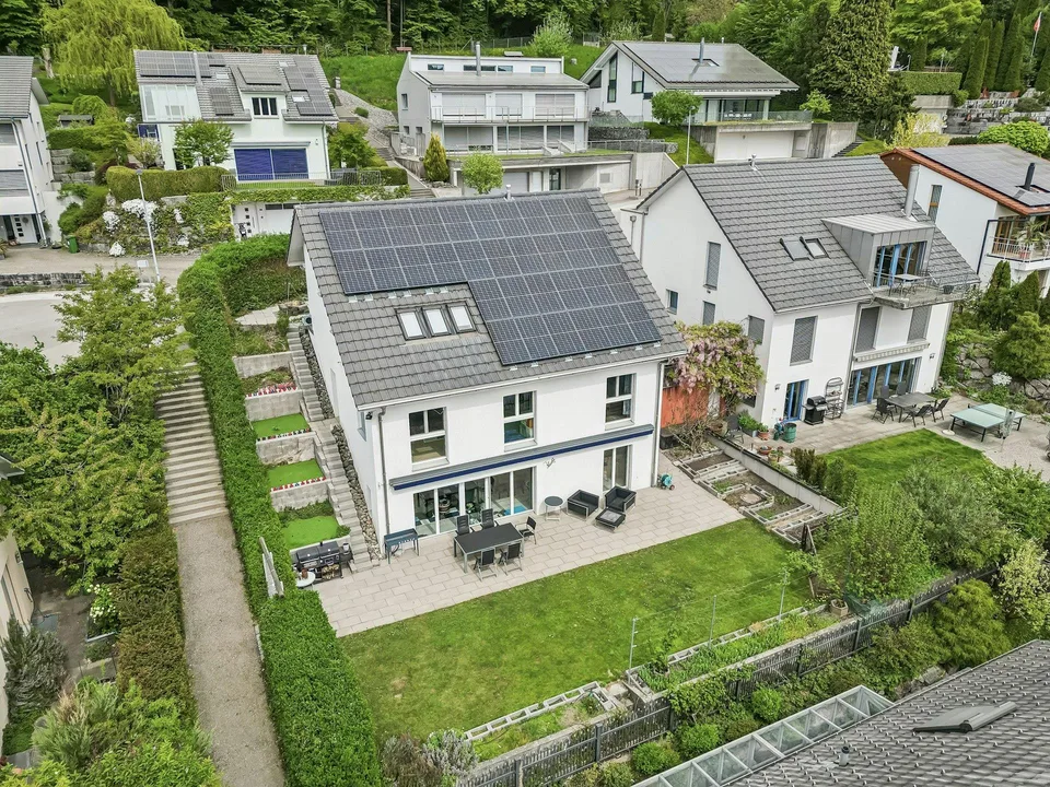 Casa unifamiliare di 5,5 locali in una posizione elevata e molto richiesta con area circostante