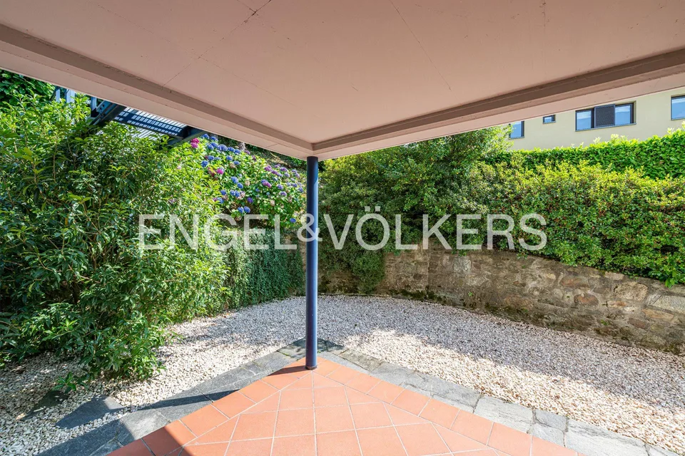 Appartamento con ampia terrazza e vista lago – foto 7 di 13