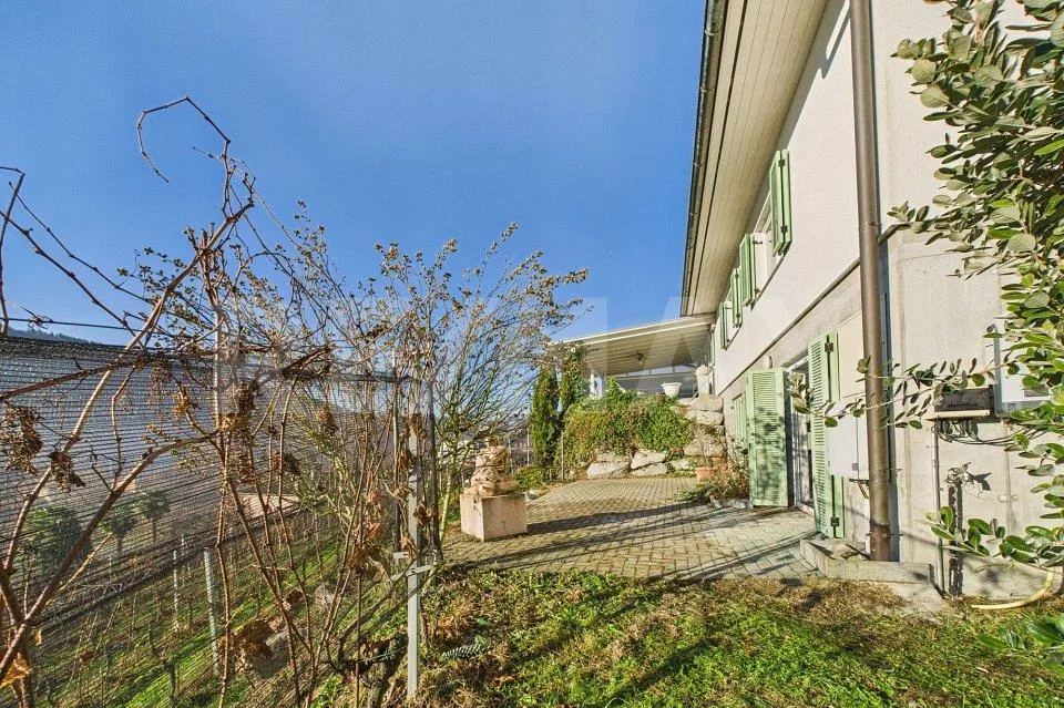 Casa unifamiliare moderna e spaziosa con ampi locali accessori a Monteggio