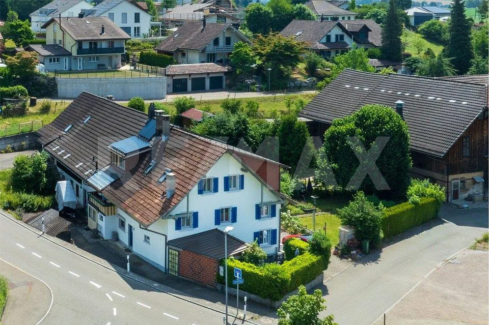 Einseitig angebautes grosszügiges Flarzhaus mit idyllischem Garten