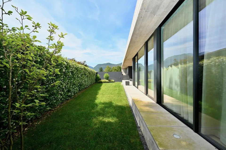 Villa Moderna di Lusso  – Pace, Privacy ed Eleganza Contemporanea