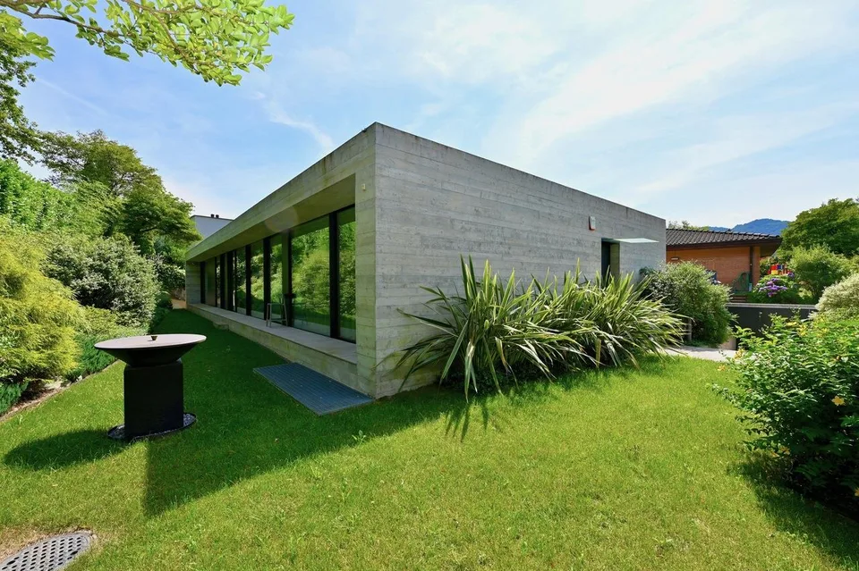 Villa Moderna di Lusso  – Pace, Privacy ed Eleganza Contemporanea