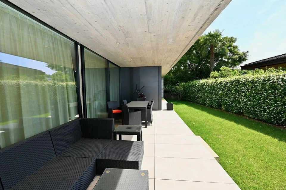 Villa Moderna di Lusso  – Pace, Privacy ed Eleganza Contemporanea