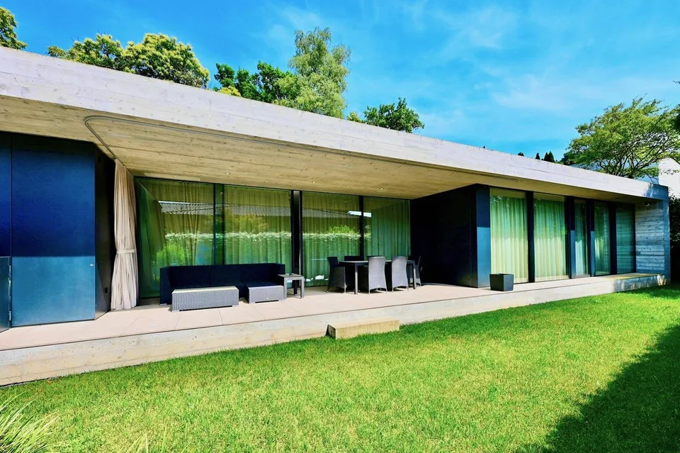 Villa Moderna di Lusso  – Pace, Privacy ed Eleganza Contemporanea