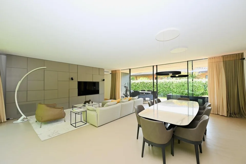 Villa Moderna di Lusso  – Pace, Privacy ed Eleganza Contemporanea