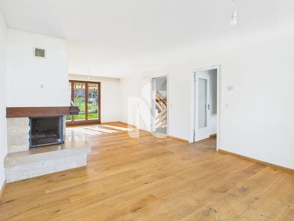 Casa familiare con giardino, area salotto e doppio posto auto coperto