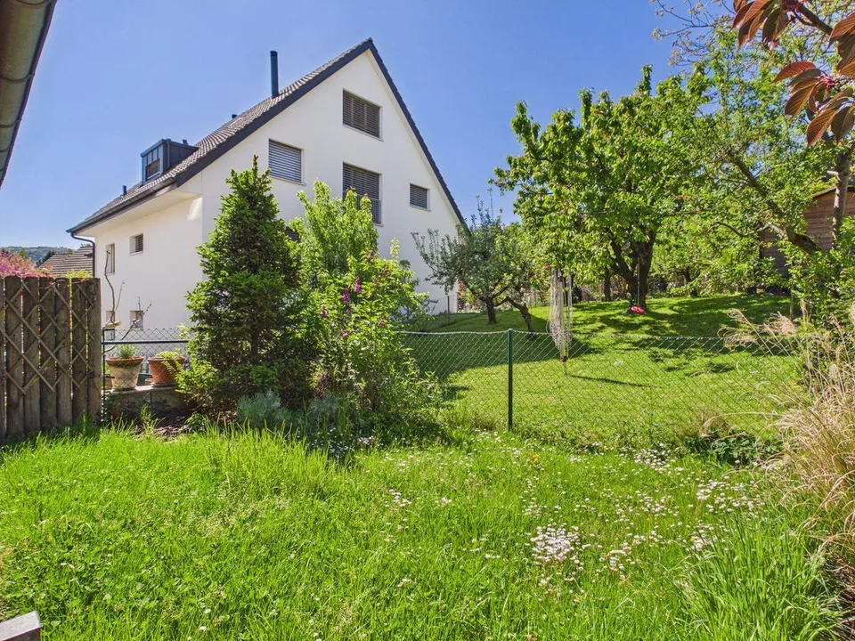 Casa familiare con giardino, area salotto e doppio posto auto coperto