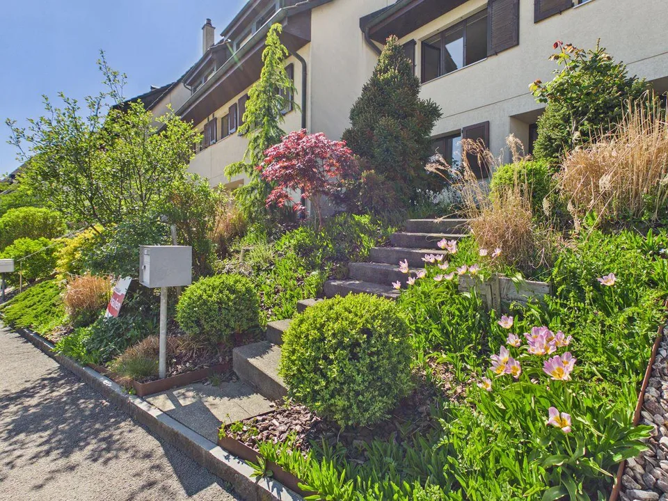 Casa familiare con giardino, area salotto e doppio posto auto coperto