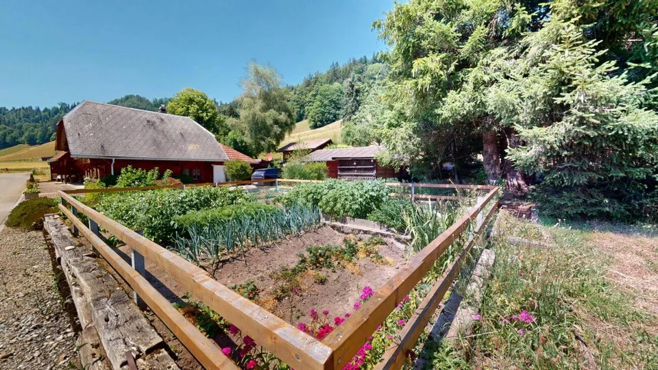 Maison de ferme idyllique dans un endroit calme avec deux appartements et une tiny house
