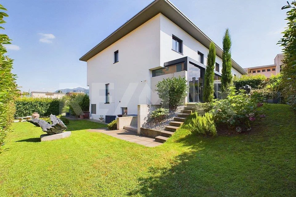 Moderna casa unifamiliare con giardino anche per vacanze