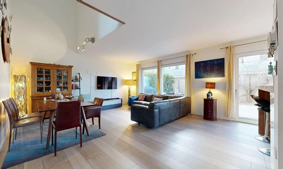 Villa triplex luminosa con finiture di alta gamma