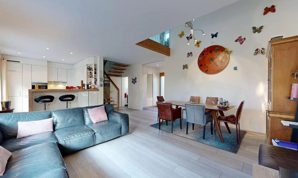 Villa triplex luminosa con finiture di alta gamma