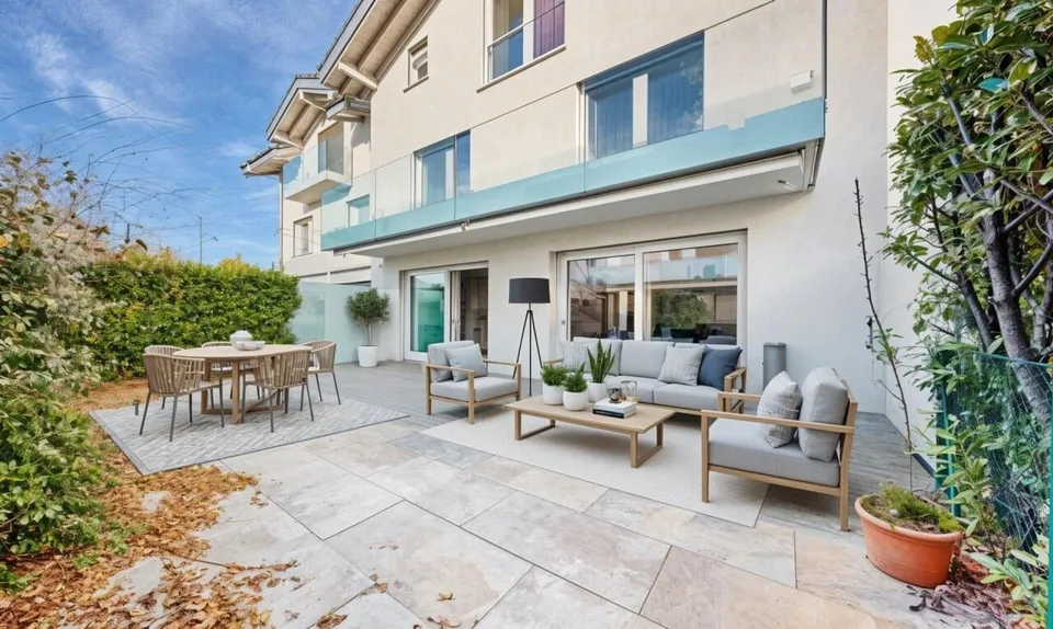 Villa triplex luminosa con finiture di alta gamma