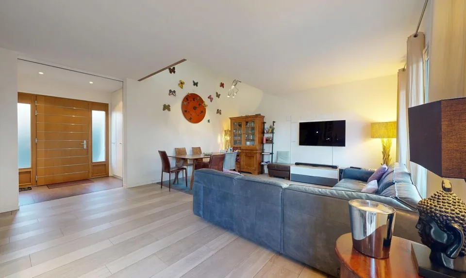 Villa triplex luminosa con finiture di alta gamma