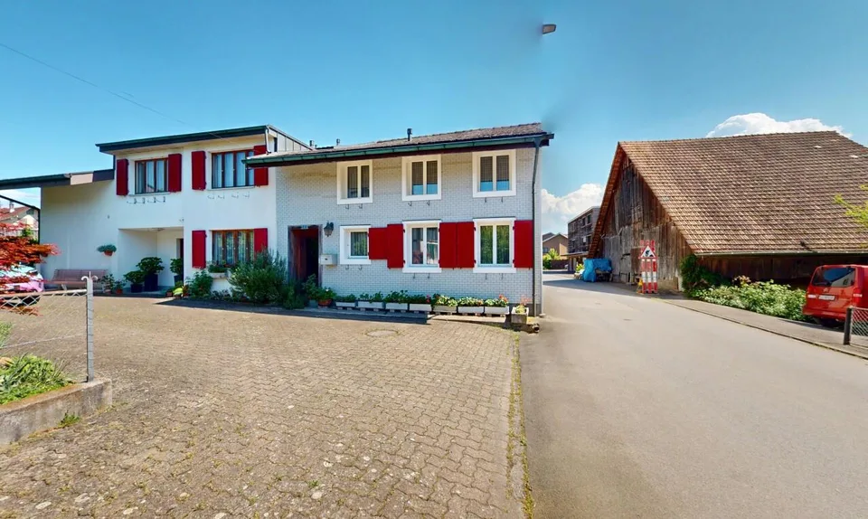 Familienfreundliches Haus mit grossem Grundstück und Ausbauoptionen