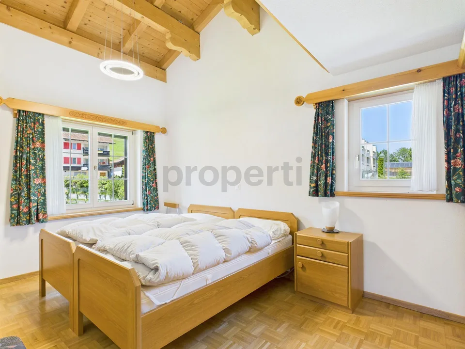 Benvenuti a Valens. In vendita un appartamento elegante di 3,5 locali con una bella vista sulla montagna