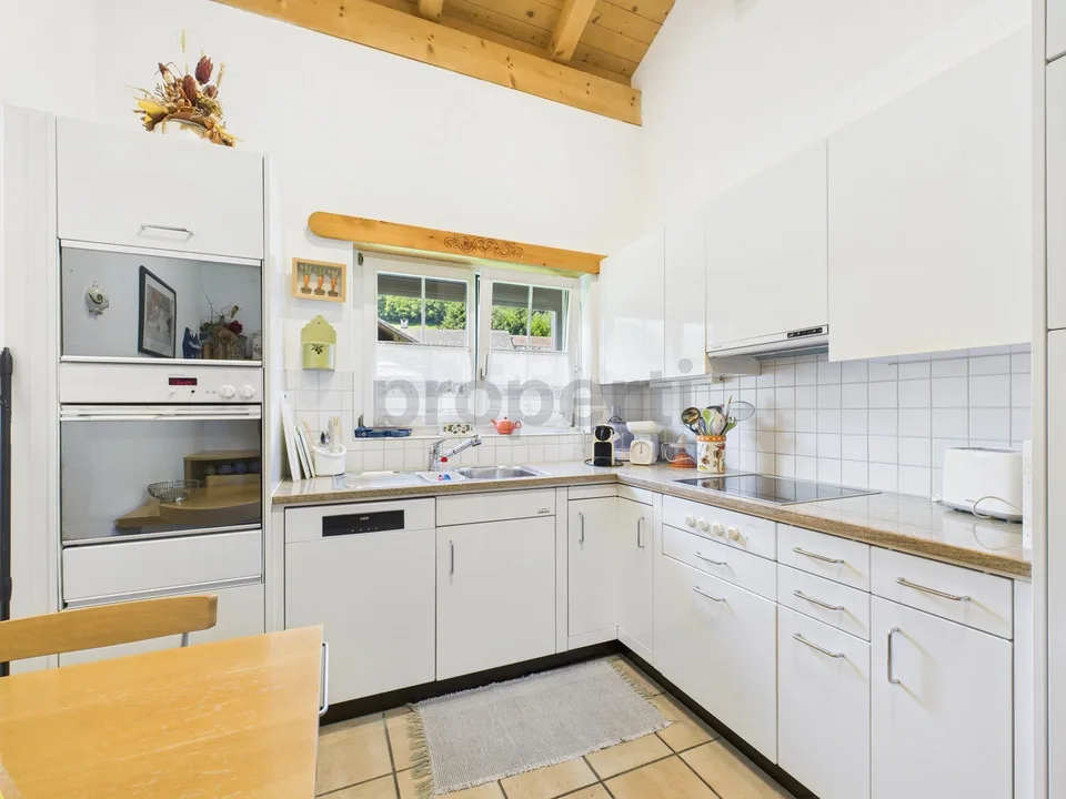 Benvenuti a Valens. In vendita un appartamento elegante di 3,5 locali con una bella vista sulla montagna