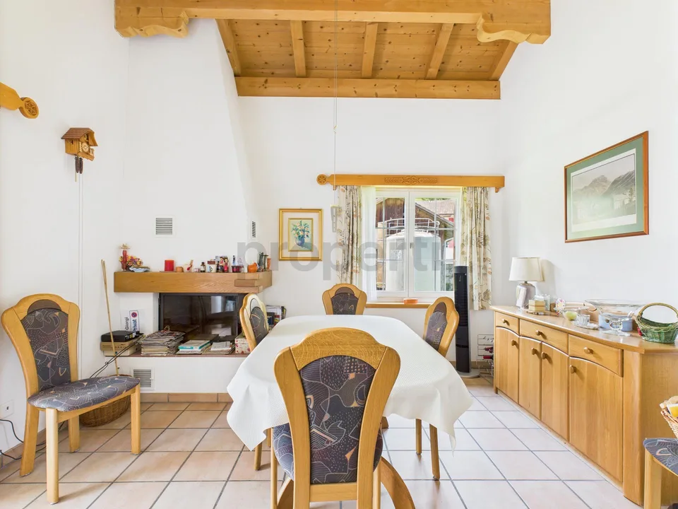 Benvenuti a Valens. In vendita un appartamento elegante di 3,5 locali con una bella vista sulla montagna
