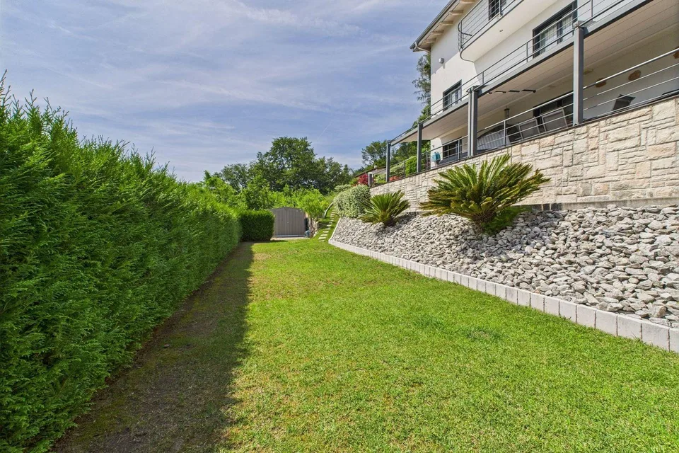 Exklusive Traumvilla! Wo Panorama, moderne Eleganz und Design perfekt miteinander harmonieren – Foto 26 von 30