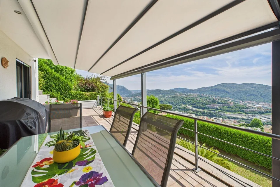 Exklusive Traumvilla! Wo Panorama, moderne Eleganz und Design perfekt miteinander harmonieren – Foto 27 von 30
