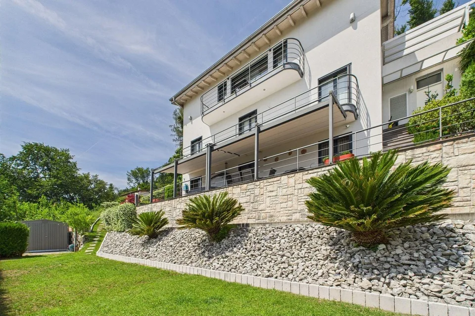 Exklusive Traumvilla! Wo Panorama, moderne Eleganz und Design perfekt miteinander harmonieren – Foto 25 von 30