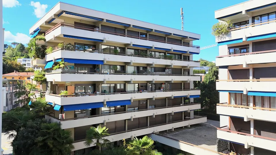 Spazioso Appartamento con Grande Terrazza in Posizione Centrale
