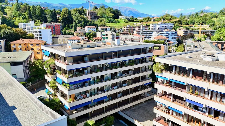 Spazioso Appartamento con Grande Terrazza in Posizione Centrale