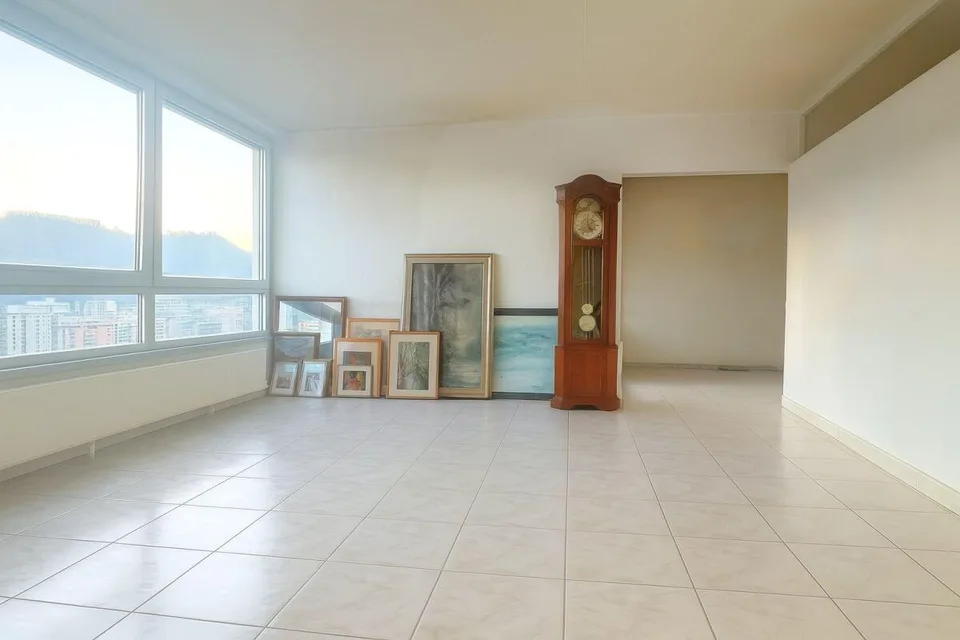 Wohnung im letzten Stock mit 5 Zimmern und Balkon