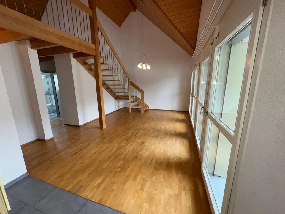 Appartement en duplex moderne de 4.5 pièces dans un endroit idyllique