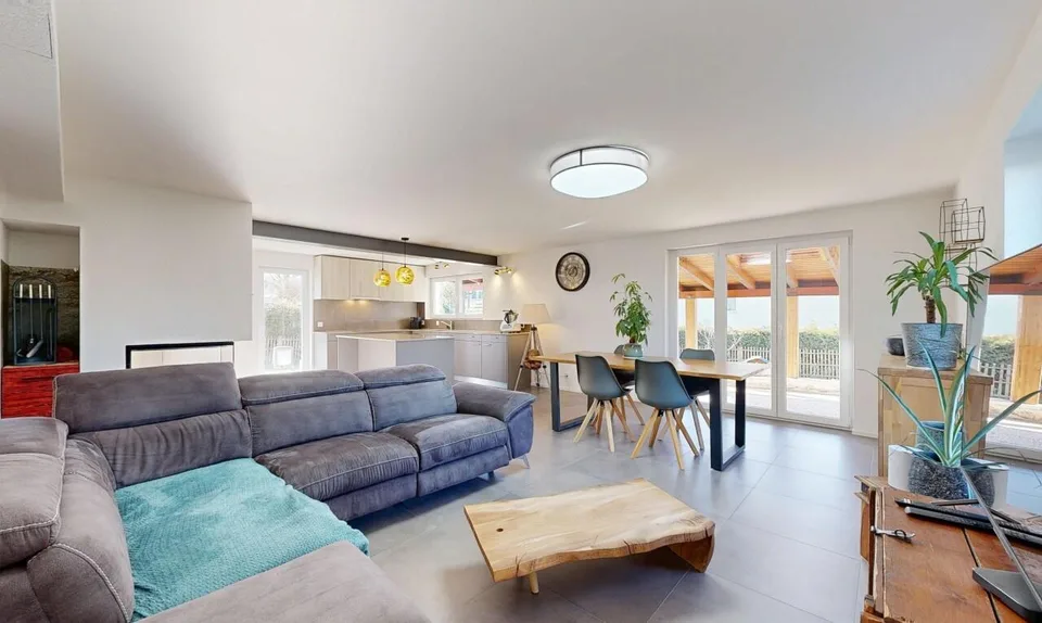 Villa mit Dachterrasse und freier Sicht