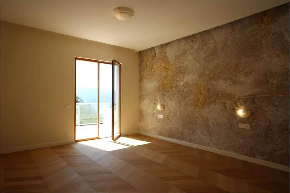 Nuovo attico di rappresentanza di 5,5 locali con piscina e giardino