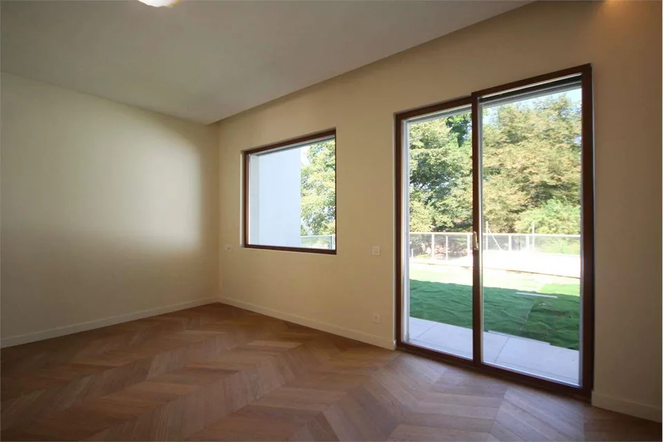 Nuovo attico di rappresentanza di 5,5 locali con piscina e giardino
