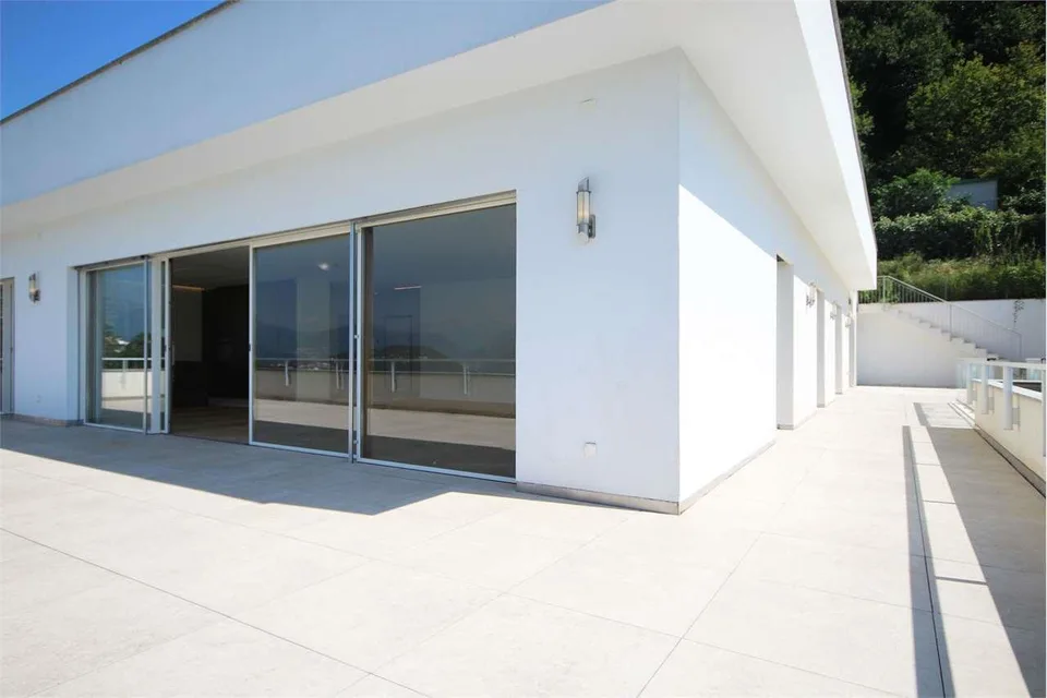 Nuovo attico di rappresentanza di 5,5 locali con piscina e giardino