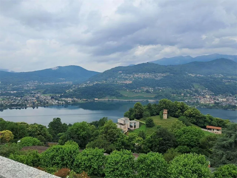 Nuovo attico di rappresentanza di 5,5 locali con piscina e giardino