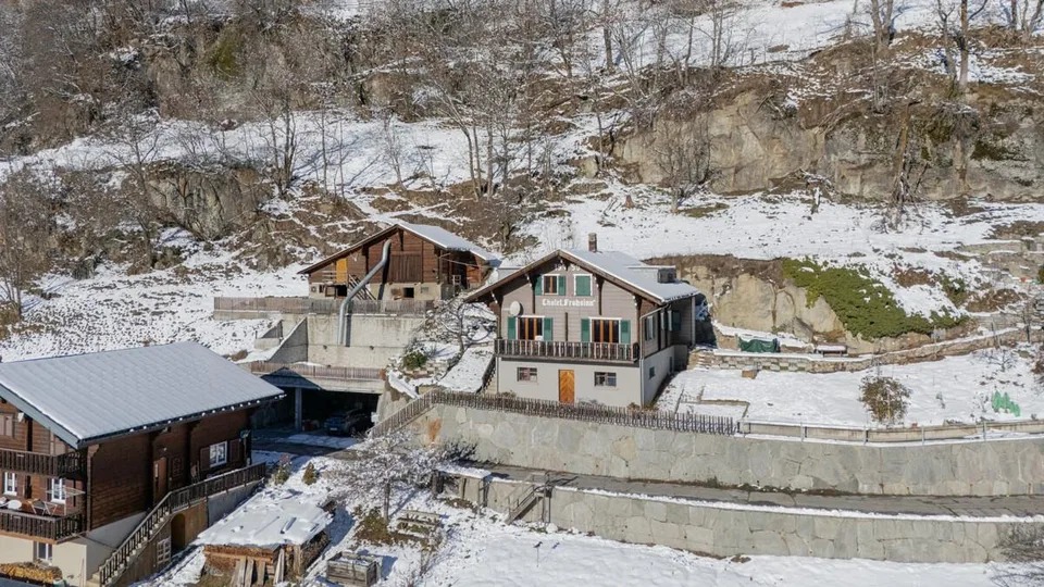 Casa a due famiglie e stalla con una vista meravigliosa e un sole perfetto – foto 23 di 24