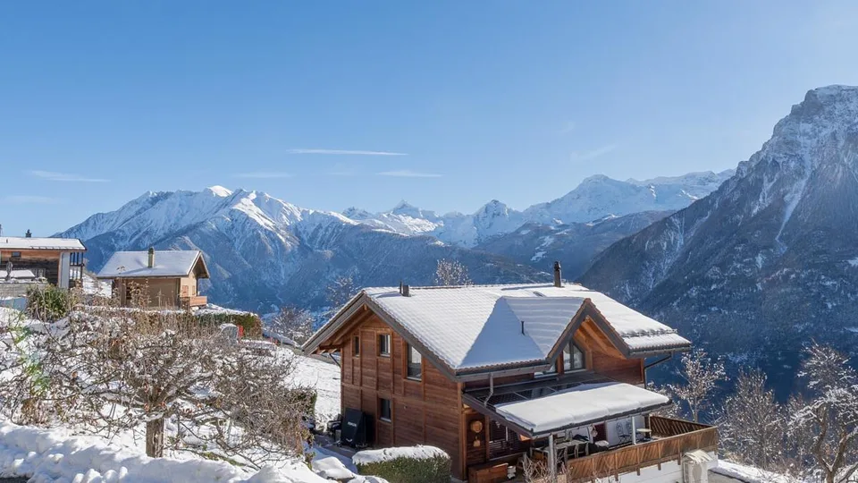 Casa a due famiglie e stalla con una vista meravigliosa e un sole perfetto – foto 18 di 24