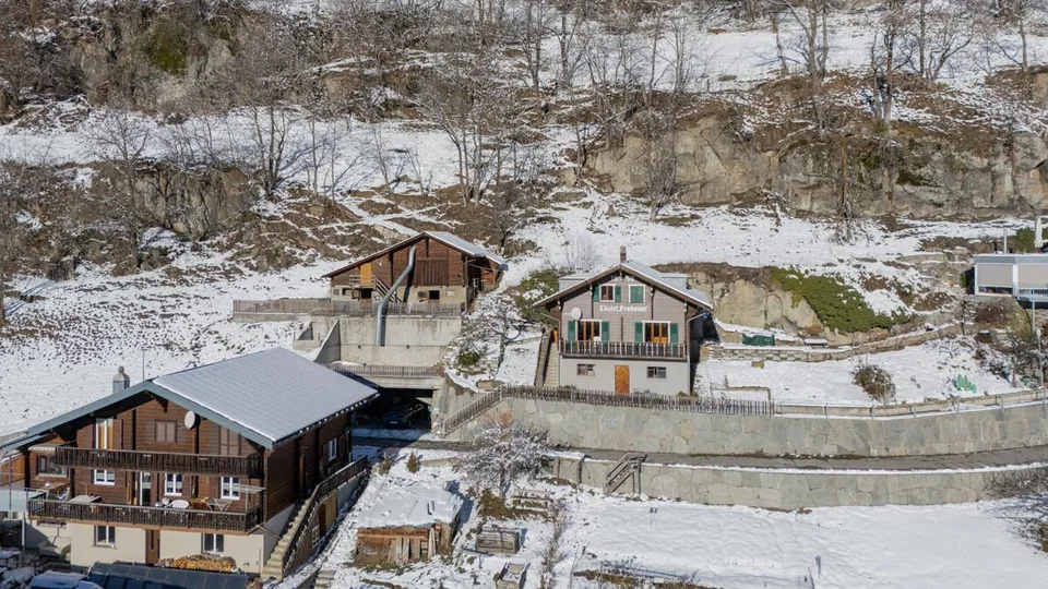 Casa a due famiglie e stalla con una vista meravigliosa e un sole perfetto – foto 22 di 24