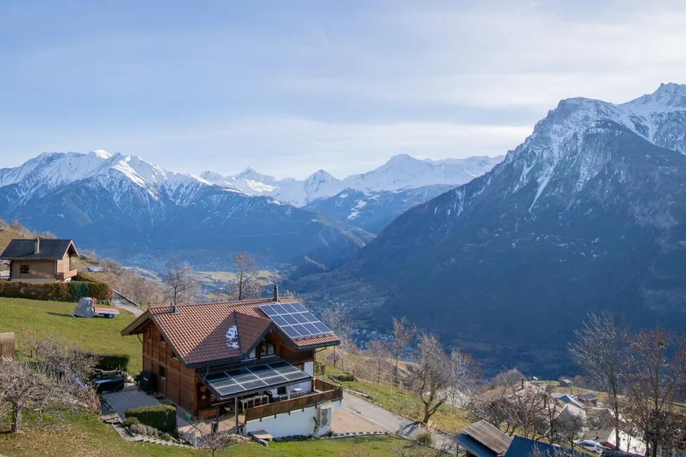 Casa a due famiglie e stalla con una vista meravigliosa e un sole perfetto – foto 21 di 24