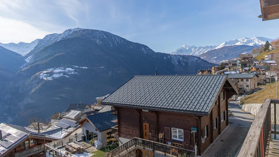 Casa a due famiglie e stalla con una vista meravigliosa e un sole perfetto – foto 19 di 24