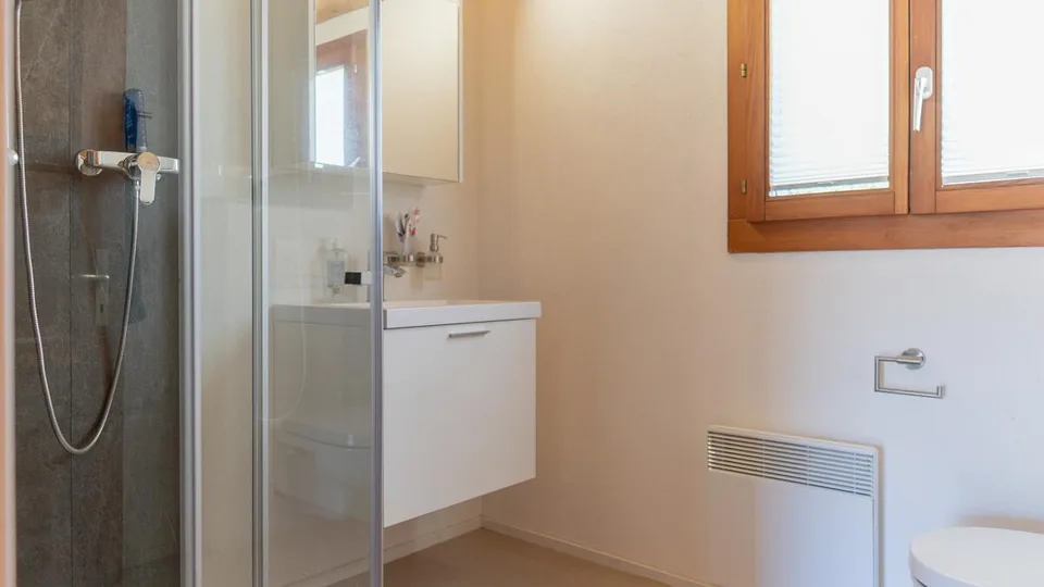 Casa a due famiglie e stalla con una vista meravigliosa e un sole perfetto – foto 13 di 24