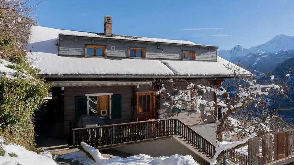 Zweifamilienhaus und Stall mit toller Aussicht und bester Besonnung...