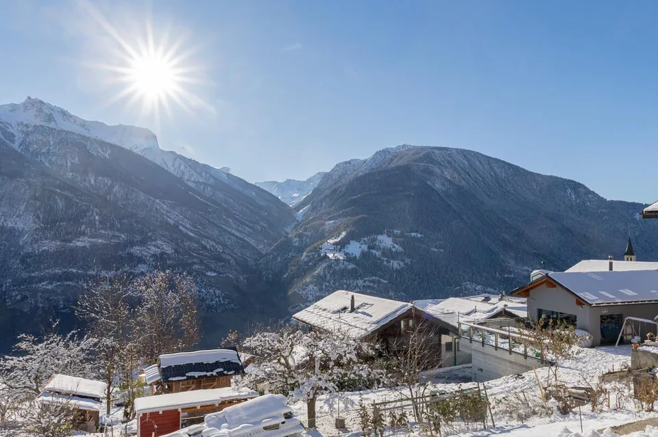 Casa a due famiglie e stalla con una vista meravigliosa e un sole perfetto – foto 20 di 24