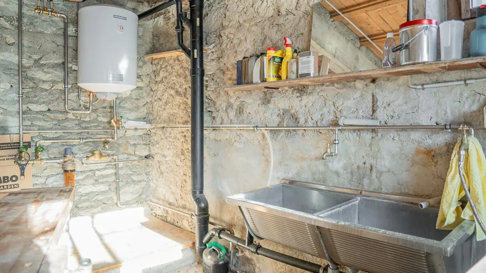 Casa a due famiglie e stalla con una vista meravigliosa e un sole perfetto – foto 15 di 24